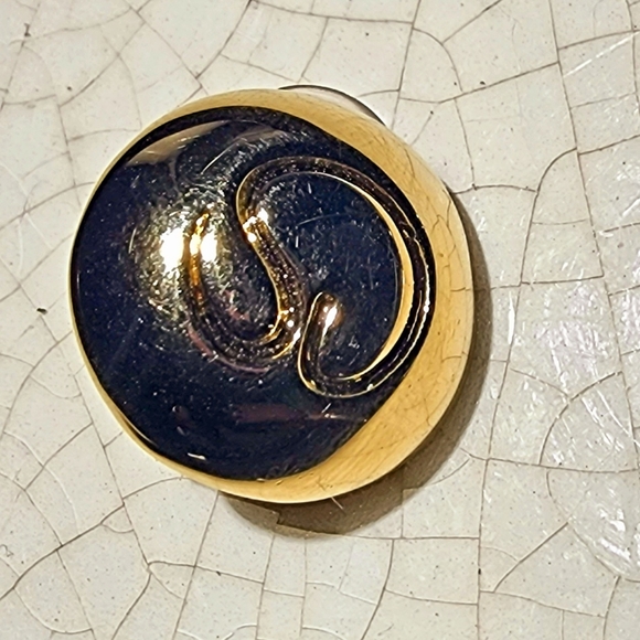 St. John signature gold tone dome SINGLE earring, luxury - Picture 3 of 6